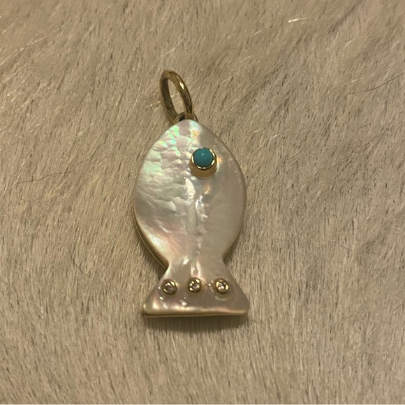 Asha mother of pearl and 14k gold vermeil fish pendant - Picture 4 of 7